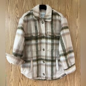 Woman’s oversized fuzzy plaid shirt jacket size Small